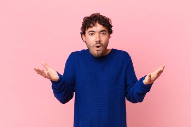 İspanyol yakışıklı adam ağzı açık ve şaşırmış, şok olmuş ve hayrete düşmüş inanılmaz bir sürprizle