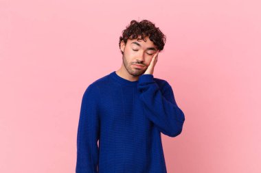 İspanyol yakışıklı adam sıkılmış, hayal kırıklığına uğramış ve uykulu. Yorucu, sıkıcı ve can sıkıcı bir işten sonra.