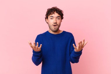 İspanyol yakışıklı bir adam son derece şaşırmış, şaşırmış, endişeli ve paniklemiş, stresli ve dehşete kapılmış görünüyor.