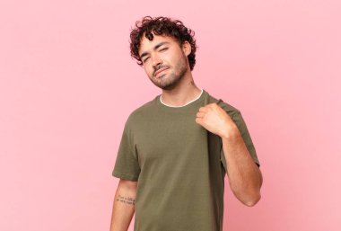 İspanyol yakışıklı adam kibirli, başarılı, pozitif ve gururlu görünüyor, kendini gösteriyor.