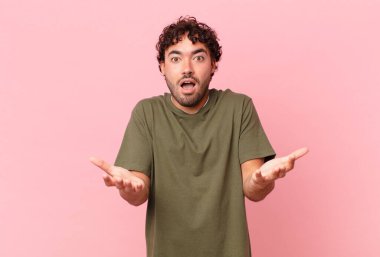 İspanyol yakışıklı adam ağzı açık ve şaşırmış, şok olmuş ve hayrete düşmüş inanılmaz bir sürprizle