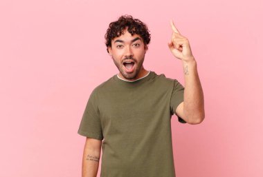 İspanyol yakışıklı bir adam bir fikri fark ettikten sonra mutlu ve heyecanlı bir dahi gibi hisseder, neşeli bir şekilde parmağını kaldırır, eureka!