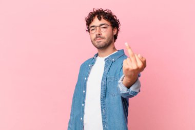 İspanyol yakışıklı adam kızgın, sinirli, isyankar ve agresif orta parmağını sallayarak karşılık veriyor.