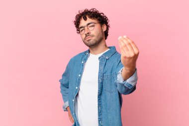 İspanyol yakışıklı adam kapiş ya da para hareketi yapıyor, sana borçlarını ödemeni söylüyor.!