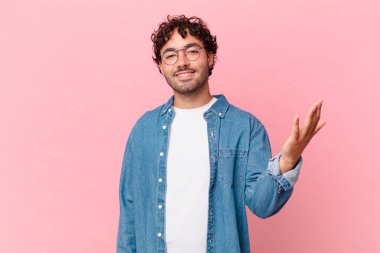 İspanyol yakışıklı adam mutlu, şaşırmış ve neşeli, pozitif bir tavırla gülümseyen, bir çözüm ya da fikir gerçekleştiren