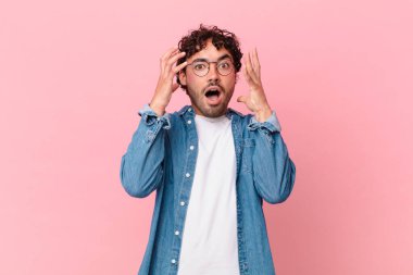 İspanyol yakışıklı adam elleri havada bağırıyor. Öfkeli, sinirli, stresli ve üzgün.