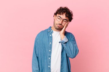 İspanyol yakışıklı adam sıkılmış, hayal kırıklığına uğramış ve uykulu. Yorucu, sıkıcı ve can sıkıcı bir işten sonra.