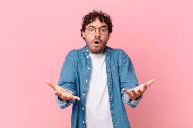 İspanyol yakışıklı bir adam son derece şaşırmış, şaşırmış, endişeli ve paniklemiş, stresli ve dehşete kapılmış görünüyor.