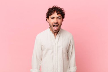 İspanyol yakışıklı adam agresif bir şekilde bağırıyor, çok kızgın, hayal kırıklığına uğramış, öfkeli ya da sinirli görünüyor, hayır