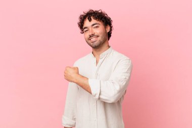 İspanyol yakışıklı adam mutlu, pozitif ve başarılı hissediyor, meydan okumayla karşılaştığında motive oluyor ya da iyi sonuçları kutluyor.