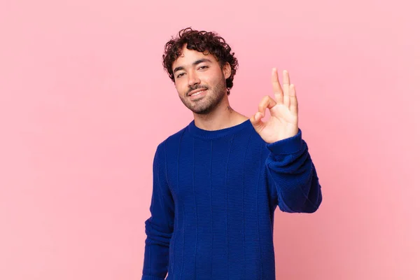 Hispânico Bonito Homem Sentindo Feliz Relaxado Satisfeito Mostrando Aprovação Com — Fotografia de Stock