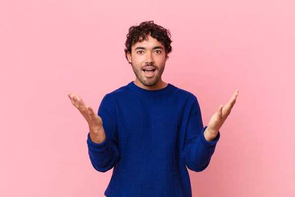 Hombre Guapo Hispano Sintiéndose Feliz Emocionado Sorprendido Sorprendido Sonriendo Asombrado — Foto de Stock