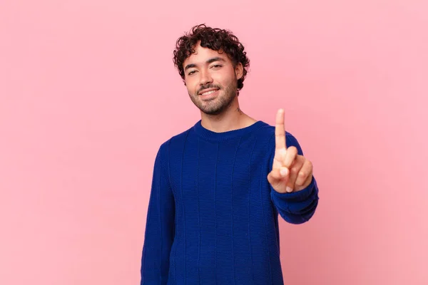 Hispanische Gutaussehende Mann Lächelt Und Sieht Freundlich Zeigt Die Nummer — Stockfoto