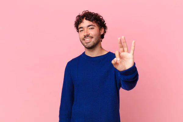 Hombre Guapo Hispano Sonriendo Mirando Amistoso Mostrando Número Tres Tercero — Foto de Stock