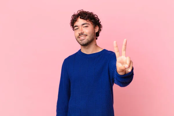 Hispanische Gutaussehende Mann Lächelt Und Sieht Freundlich Zeigt Nummer Zwei — Stockfoto