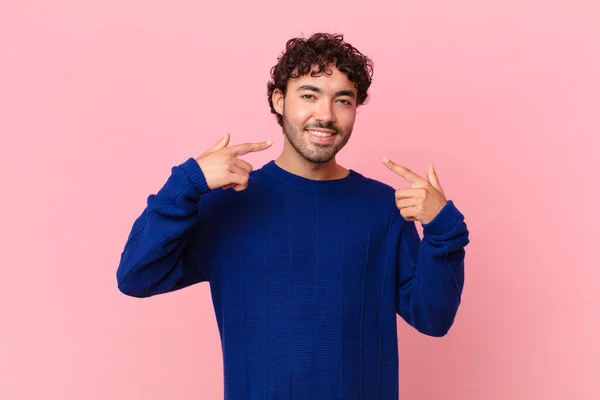 Hombre Guapo Hispano Sonriendo Con Confianza Apuntando Propia Sonrisa Amplia — Foto de Stock