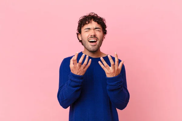 Hombre Guapo Hispano Buscando Desesperado Frustrado Estresado Infeliz Molesto Gritando — Foto de Stock