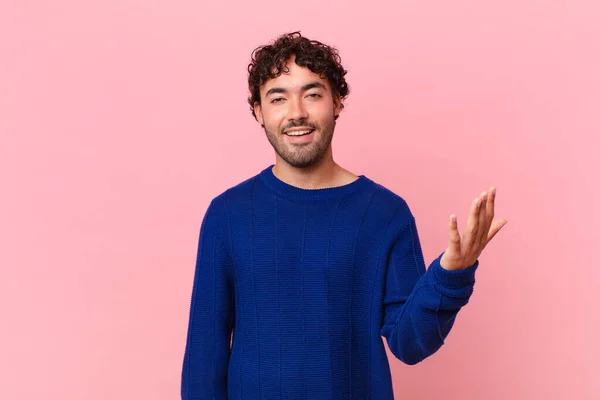 Hispanic Stilig Man Känner Sig Glad Förvånad Och Glad Ler — Stockfoto