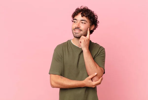 Hispanische Gutaussehende Mann Glücklich Lächelnd Und Tagträumend Oder Zweifelnd Blick — Stockfoto