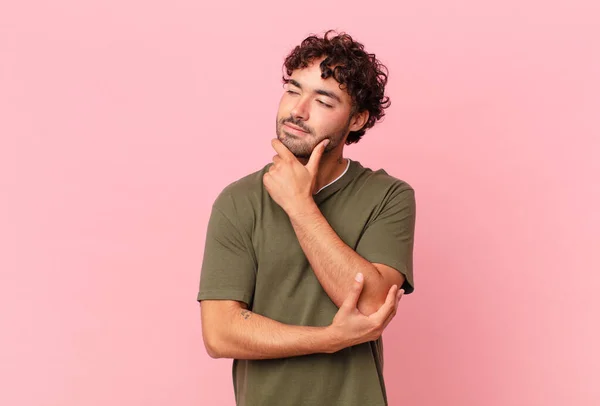 Hispanic Knappe Man Glimlachend Met Een Vrolijke Zelfverzekerde Uitdrukking Met — Stockfoto