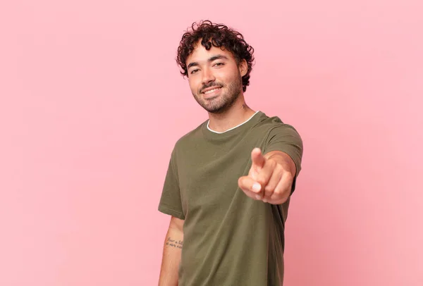 Hombre Guapo Hispano Apuntando Cámara Con Una Sonrisa Satisfecha Segura —  Fotos de Stock