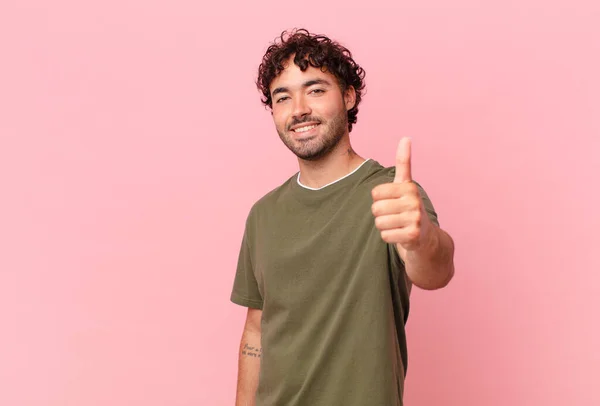 Hombre Guapo Hispano Sintiéndose Orgulloso Despreocupado Seguro Feliz Sonriendo Positivamente — Foto de Stock