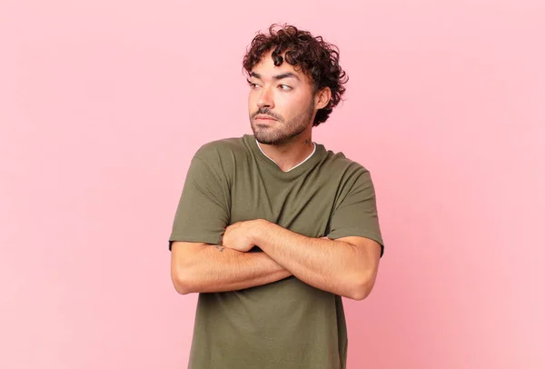 Hispanische Gutaussehender Mann Zuckt Mit Den Schultern Fühlt Sich Verwirrt — Stockfoto