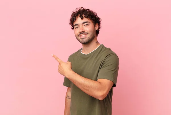 Hispanische Gutaussehende Mann Sieht Aufgeregt Und Überrascht Zeigt Auf Die — Stockfoto