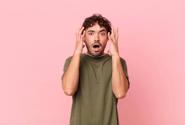Hispânico Bonito Homem Gritando Com Mãos Sentindo Furioso Frustrado Estressado — Fotografia de Stock