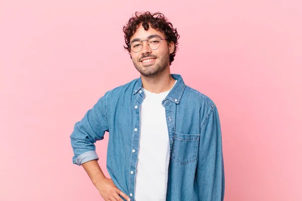 Hispanische Gutaussehende Mann Glücklich Lächelnd Mit Einer Hand Auf Hüfte — Stockfoto