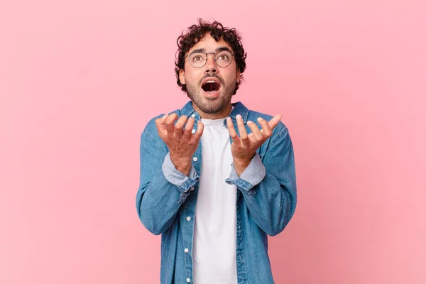 Hombre Guapo Hispano Buscando Desesperado Frustrado Estresado Infeliz Molesto Gritando — Foto de Stock