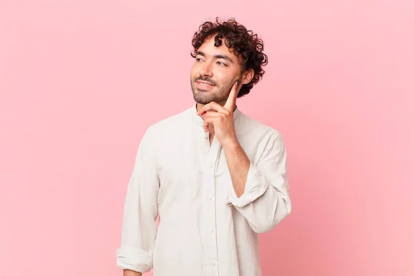 Hispanic Knappe Man Glimlachend Gelukkig Dagdromend Twijfelend Kijkend Naar Zijkant — Stockfoto