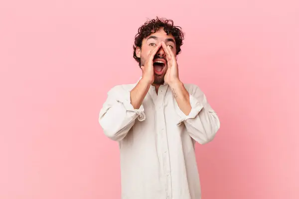 Hispânico Bonito Homem Sentindo Feliz Animado Positivo Dando Grande Grito — Fotografia de Stock