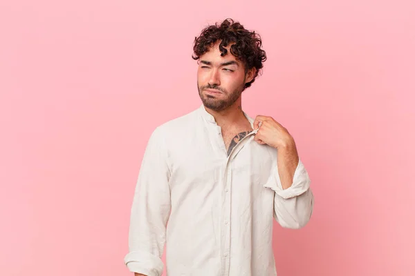 Latino Knappe Man Zich Gestrest Angstig Moe Gefrustreerd Trekken Shirt — Stockfoto