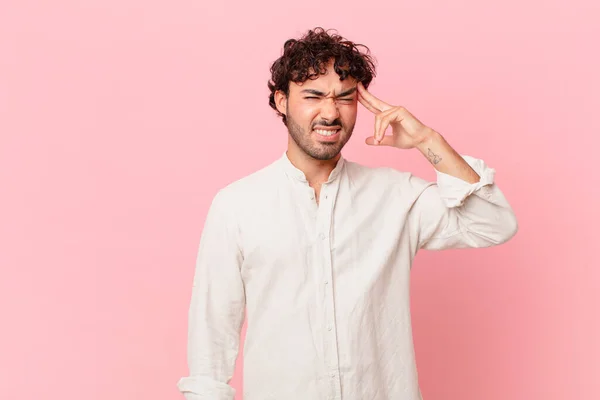 Homem Bonito Hispânico Sentindo Confuso Perplexo Mostrando Que Você Louco — Fotografia de Stock