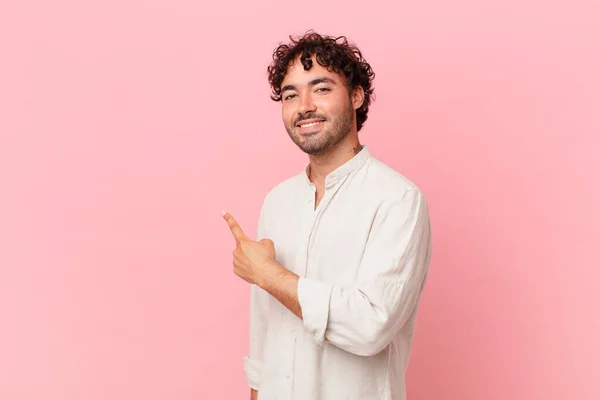 Hispanische Gutaussehende Mann Lächelt Fröhlich Fühlt Sich Glücklich Und Zeigt — Stockfoto