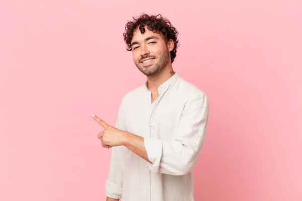 Hispanische Gutaussehende Mann Sieht Aufgeregt Und Überrascht Zeigt Auf Die — Stockfoto