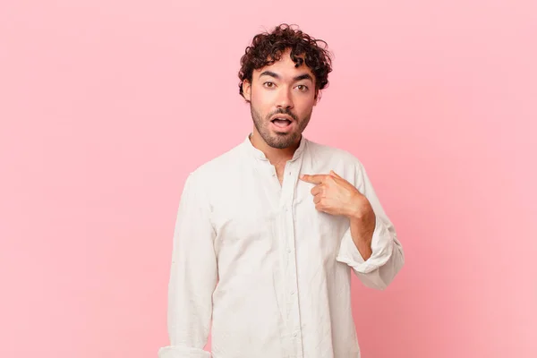 Hispanic Stilig Man Ser Chockad Och Förvånad Med Munnen Vidöppen — Stockfoto
