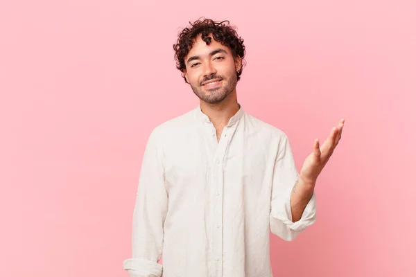 Hombre Guapo Hispano Sintiéndose Feliz Sorprendido Alegre Sonriendo Con Actitud — Foto de Stock