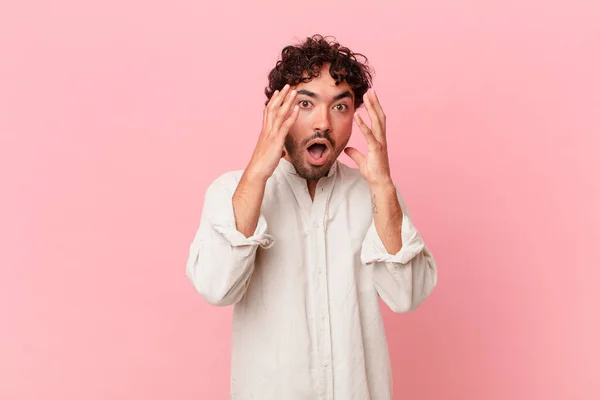 Hispanic Stilig Man Skriker Med Händerna Upp Luften Känner Sig — Stockfoto