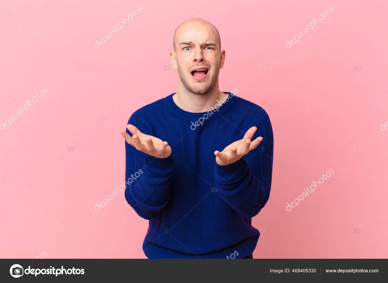 Лысый Мужчина Выглядит Отчаявшимся Расстроенным Напряженным.