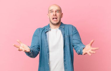 Kel adam ağzı açık ve şaşırmış, şok olmuş ve hayrete düşmüş inanılmaz bir sürprizle