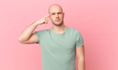 Kafası karışmış, kafası karışmış kel bir adam. Deli, deli ya da aklını kaçırmış olduğunu gösteriyor.