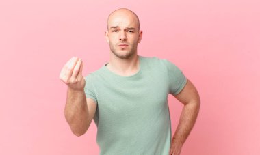 Kel adam kapiş ya da para yapıyor, sana borçlarını ödemeni söylüyor.!