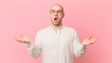 Kel adam ağzı açık ve şaşırmış, şok olmuş ve hayrete düşmüş inanılmaz bir sürprizle