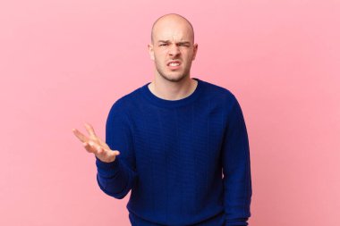 Kel adam sinirli, sinirli ve hayal kırıklığına uğramış görünüyor. Senin neyin var? 