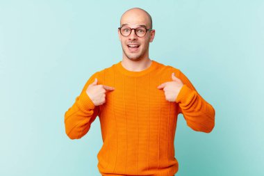 Kel adam mutlu, şaşırmış ve gururlu hissediyor. Heyecanlı ve şaşkın bir bakışla kendini işaret ediyor.