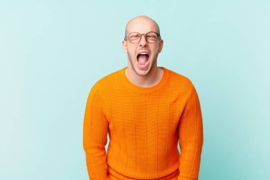 Kel adam agresif bir şekilde bağırıyor, çok kızgın, sinirli, öfkeli ya da sinirli görünüyor, hayır