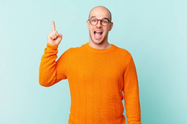 Bir fikri fark ettikten sonra mutlu ve heyecanlı bir dahi gibi hisseden kel bir adam, neşeli bir şekilde parmağını kaldırıyor, eureka!