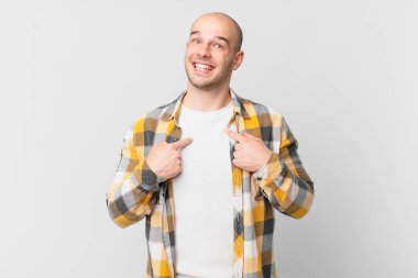 Kel adam mutlu, şaşırmış ve gururlu hissediyor. Heyecanlı ve şaşkın bir bakışla kendini işaret ediyor.